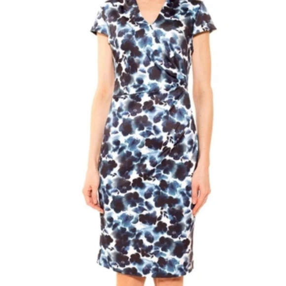 Alexia Admor Dresses & Skirts - Alexia Admor blue and white floral cap sleeve side ruched dress small